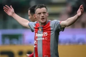 🚨 Mercato : Jamie Vardy vers Valence ? 👉 À 39 ans, l’ex‑capitaine de Leicester pourrait relever un dernier défi en Liga. ⚽ Le club espagnol croit en son expérience et son caractère 👀 #Mercato #Vardy #Valence #Liga #Football