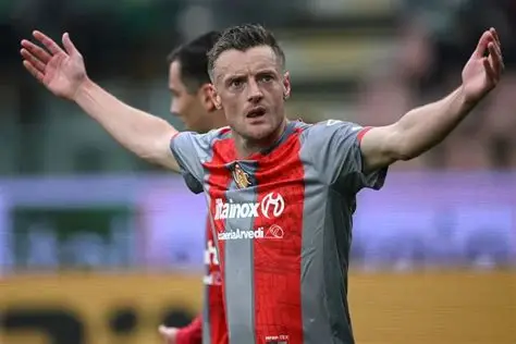 🚨 Mercato : Jamie Vardy vers Valence ? 👉 À 39 ans, l’ex‑capitaine de Leicester pourrait relever un dernier défi en Liga. ⚽ Le club espagnol croit en son expérience et son caractère 👀 #Mercato #Vardy #Valence #Liga #Football