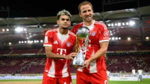🚨 Mercato : Al Hilal vise Harry Kane ! 👉 Discussions entamées avec son entourage. 💰 Clause libératoire fixée à 65 M€. ⚽ Le capitaine anglais hésite entre Bayern et Arabie saoudite 👀 Lien complet en commentaire 👇 #Mercato #HarryKane #AlHilal #Bayern #Football