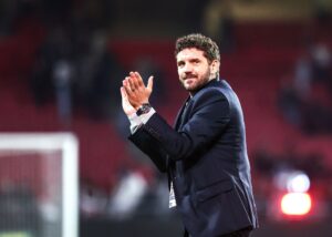 X 🚨 RC Lens : l’été des paradoxes ! 👉 Départs majeurs, arrivée de Toppmöller, retour attendu de Hazard. ⚽ Sangaré pourrait rapporter plus de 40 M€. 🔥 Lens doit vendre pour survivre et recruter pour exister. Lien complet en commentaire 👇 #RCLens #Mercato #Football #Ligue1 #ChampionsLeague
