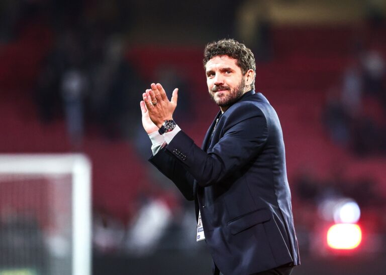 X 🚨 RC Lens : l’été des paradoxes ! 👉 Départs majeurs, arrivée de Toppmöller, retour attendu de Hazard. ⚽ Sangaré pourrait rapporter plus de 40 M€. 🔥 Lens doit vendre pour survivre et recruter pour exister. Lien complet en commentaire 👇 #RCLens #Mercato #Football #Ligue1 #ChampionsLeague
