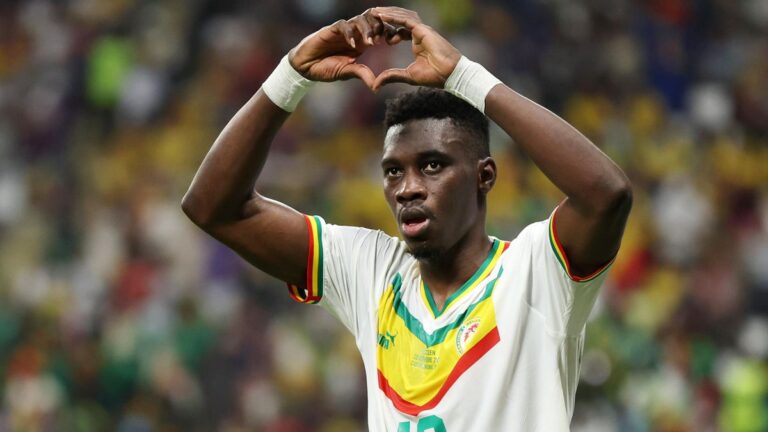 ⚡️ Mercato MU : un international africain ciblé par les Red Devils… 👀 👉 Ismaïla Sarr, priorité offensive de Manchester United. #Mercato #MUFC #Sarr #Football