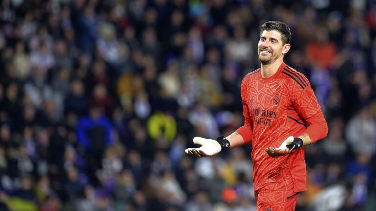 🚨 Courtois rassure le Real ! 👉 Blessure légère à la cuisse confirmée. ⚽ Retour espéré fin juillet pour la présaison. 😮 Lammens avait remplacé le Belge contre l’Espagne. Lien complet en commentaire 👇 #Courtois #RealMadrid #CoupeDuMonde #Football