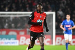 🚨 Cissé suivi par Fulham ! 💰 Rennes réclame 30 M€ minimum. ⚽ Lyon, Strasbourg et Galatasaray aussi en lice. #Cissé #SRFC #Mercato #Football