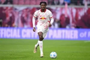 ⚡ Lens vise Bitshiabu ! 🔴 Ex‑PSG, sous contrat à Leipzig jusqu’en 2029. 📌 Un prêt envisagé, Galatasaray aussi intéressé. #RCLens #Bitshiabu #Mercato #Football