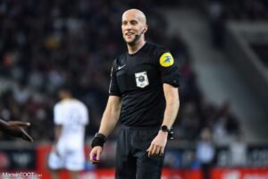 ⚡ Arbitres de la J2 dévoilés ! 📌 PSG, Lyon, Marseille, Monaco… 👀 Découvrez qui officiera ce week‑end. #Ligue1 #Arbitres #Football