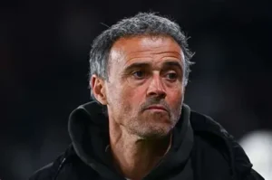 🚨 PSG : Enrique veut deux recrues ! 📌 Défenseur droitier et renfort défensif. ⚽ Mercato bouclé mardi à 23h59. #PSG #Mercato #LuisEnrique #Football