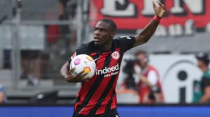🚨 Nkounkou dans le viseur de Nice ! 🛡️ Latéral gauche de Francfort. 📌 Prêt avec option d’achat envisagé. #OGCNice #Nkounkou #Mercato #Football