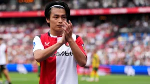 🚨 LOSC vise Ayase Ueda ! 🇯🇵 Accord contractuel trouvé avec l’attaquant. ⚽ 3 buts en 4 matchs avec Feyenoord. #LOSC #Ueda #Mercato #Football
