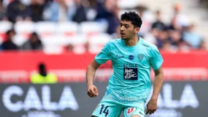 🚨 Belkhdim courtisé en Europe ! 🇲🇦 Quatre clubs veulent le milieu angevin. 💰 Angers fixe son prix à 10 M€. #Belkhdim #Angers #Mercato #Football