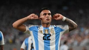 ⚡ Le Barça cherche son futur 9… 👀 Une piste argentine se complique. 💰 Une autre option coûte très cher. #Barça #Mercato #Álvarez #Lautaro