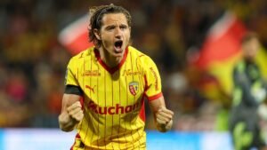 ⚡ Thauvin à 99 buts ! 🎯 Le centenaire en ligne de mire. 🏆 Capitaine lensois, meilleur buteur en activité. #Thauvin #RCLens #Ligue1 #Football