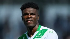 🚨 Bibout anime la fin du mercato ! 🇨🇲 Duel ASSE – Rennes pour le buteur de Genk. ⚽ 2 buts en 4 matchs cette saison. #Mercato #ASSE #Rennes #Bibout #Football