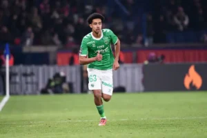 🚨 Liverpool recrute N’Guessan ! 🇫🇷 18 ans, pépite de l’ASSE. ➡️ Prêté à Brest avant de rejoindre les Reds. #Liverpool #NGuessan #ASSE #Mercato #Football