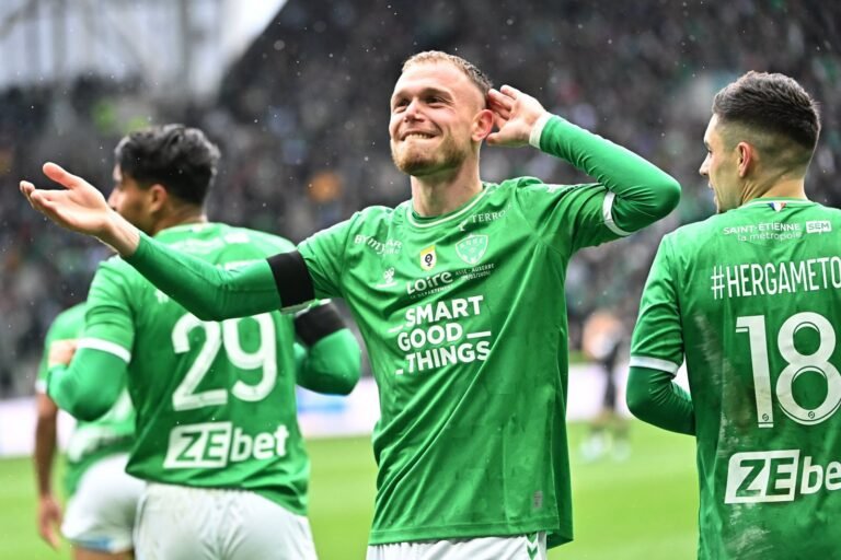 🚨 Cardona sacré par l’UNFP ! ⚽ 4 buts, 2 passes décisives en août. 💚 L’ASSE brille grâce à son attaquant. #ASSE #Cardona #UNFP #Ligue2 #Football