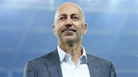 💬 Gazidis : “Un modèle bancal” 📉 Droits TV dérisoires en Ligue 1. ⚽ Les clubs français en survie permanente. #ASSE #Gazidis #Ligue1 #DroitsTV #Football