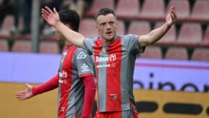 🚨 Everton en crise offensive ! ⚽ Jamie Vardy libre, option à 0€. 📌 Retour possible en Premier League. #Everton #Vardy #Mercato #PremierLeague #Football