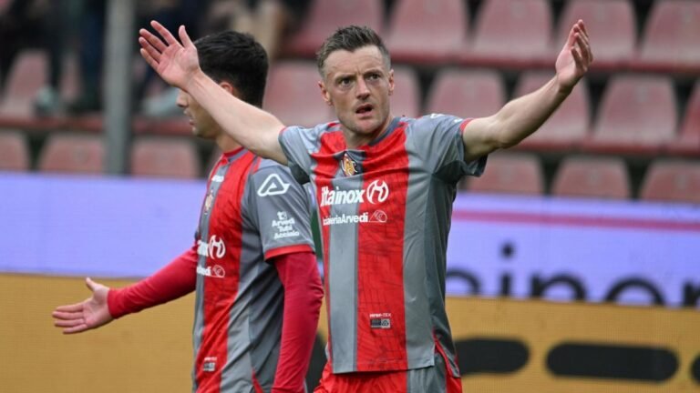 🚨 Everton en crise offensive ! ⚽ Jamie Vardy libre, option à 0€. 📌 Retour possible en Premier League. #Everton #Vardy #Mercato #PremierLeague #Football