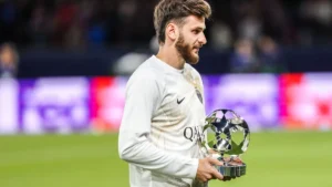 🌟 Kvaratskhelia, la pépite du PSG ! 💥 Ballon d’Or en ligne de mire. 🔴🔵 Il a refusé l’Europe pour Paris. #PSG #Kvaratskhelia #BallonDor #Football