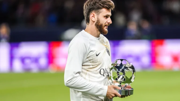 🌟 Kvaratskhelia, la pépite du PSG ! 💥 Ballon d’Or en ligne de mire. 🔴🔵 Il a refusé l’Europe pour Paris. #PSG #Kvaratskhelia #BallonDor #Football