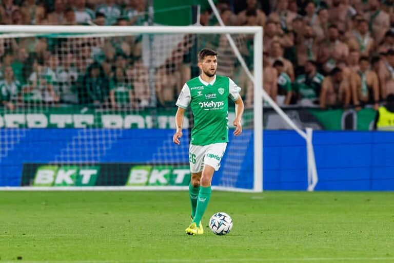 🚨 ASSE vise le titre ! 💬 Le Cardinal : « Objectif champion ». ⚽ Cathro impose un système énergivore. 🛡️ Vigilance et rebond attendus. #ASSE #LeCardinal #Ligue2 #Football