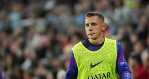 🚨 Lucas Digne déjà écarté ! ⚽ Luis Enrique ne le convoque pas vs Monaco. 📌 Débuts compliqués pour le latéral français. #PSG #LucasDigne #Ligue1 #Football