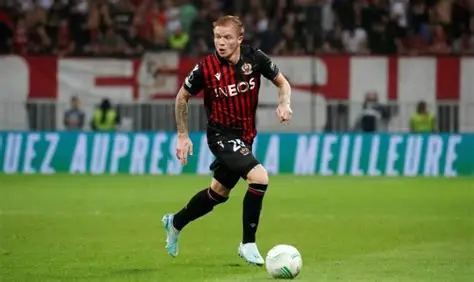 🚨 Melvin Bard vers Leeds ! 🇫🇷 Prêt payant avec option d’achat. 📌 Départ acté de l’OGC Nice. #Mercato #OGCNice #Leeds #MelvinBard #Football
