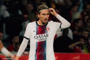 🚨 Godts trop discret au PSG ! 🇧🇪 Le Belge peine à concurrencer Kvaratskhelia. 🔴🔵 Seul Ferran Torres séduit Luis Enrique. #PSG #Godts #Kvaratskhelia #LuisEnrique #Mercato