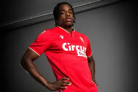 🛡️ Ngoy, pilier du LOSC et des Diables ! 🇧🇪 8 sélections déjà pour le défenseur belge. ✨ Un modèle pour la nouvelle génération. #LOSC #Ngoy #Belgique #DiablesRouges #Football