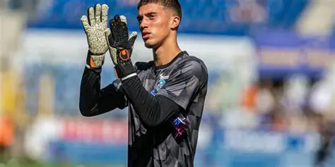🚨 Risser absent, les Bleus inquiets ! 🧤 La relève des gardiens français trop limitée. ⚽ Formation jugée tardive et insuffisante. #Bleus #Risser #Gardien #Football #EDF