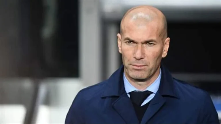 🚨 Zidane tranche fort ! ❌ Fin des défilés à Clairefontaine. 🇫🇷 Les Bleus doivent se concentrer sur le terrain. #Zidane #EDF #Clairefontaine #Bleus #Football