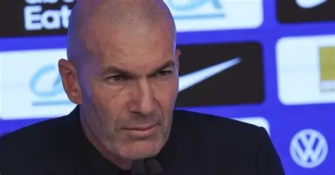 🚨 Staff incomplet chez les Bleus ! 🛡️ Sanhadji écarté, Zidane débute sans lui. 🇫🇷 La FFF confie la sécurité à Laurent Georges. #Zidane #Bleus #FFF #Football #EquipeDeFrance
