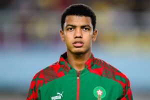 ⚡ Prolongation d’Aït Boudlal en suspens ! ❌ Aucun accord trouvé avec Rennes. 🇲🇦 Le défenseur reste lié jusqu’en 2028. #SRFC #AïtBoudlal #Mercato #Football