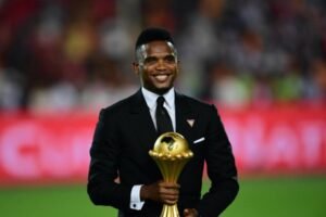 ⚡ CAF : Eto’o vise la présidence ! 🇨🇲 Motsepe fragilisé par la CAN biennale. 🌍 Infantino, arbitre des ambitions africaines. #CAF #SamuelEtoo #Motsepe #Infantino #Football